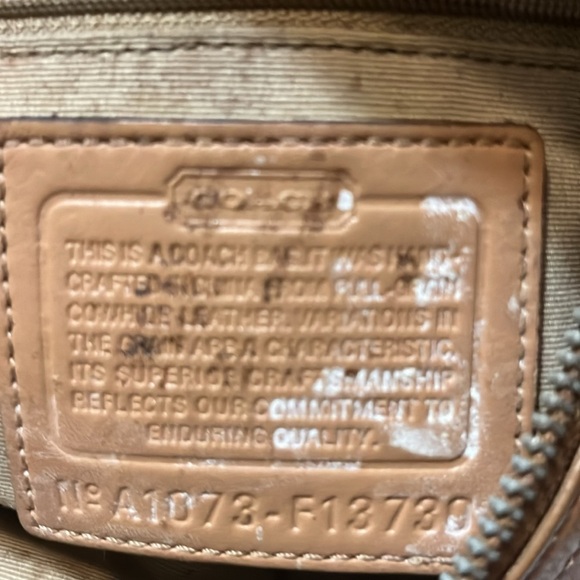 Coach "Hobo Style" Vintage Handbag with embossed "Coach" signature - Picture 4 of 7